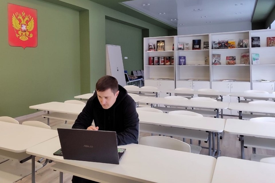    Ветеран поделился с ребятами своим пониманием сути героизма, подкрепленным личным опытом. Фото: Филиал фонда «Защитники Отечества» в ДНР