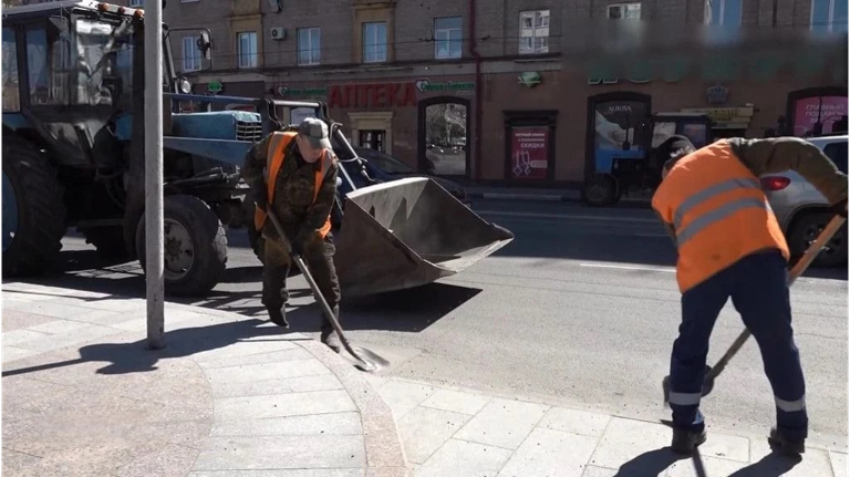 С улиц Брянска с приходом тепла вывезли около 30 тысяч тонн песка и грязи