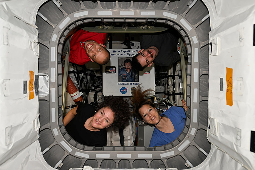 Астронавты внутри ГКК Cygnus XL NG-24. Фото: nasa.blog.com