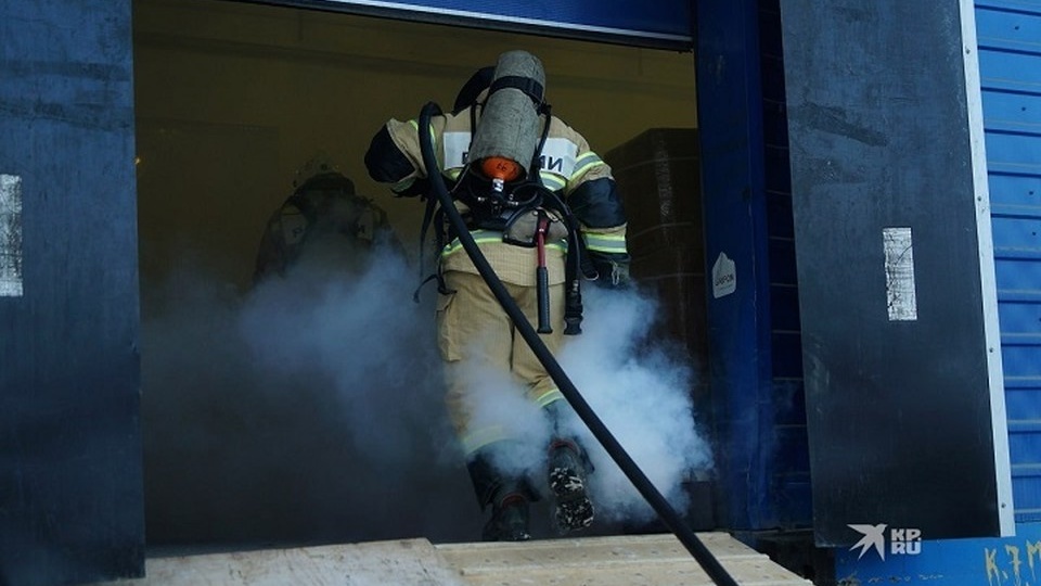 Пожарные спасли трех человек из пылающей трехэтажки Нижнего Тагила