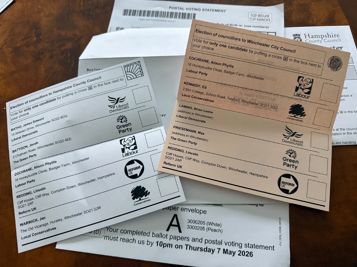 Бюллетени для голосования, которые приходят по почте. Фотография из личного архива. 