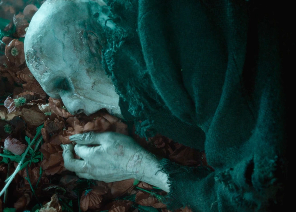 Чтобы продолжать мечтать и грезить, он готов быть монстром в клетке, поедая огромное количество мака и кормя посетителей опиумной курильни своими слезами