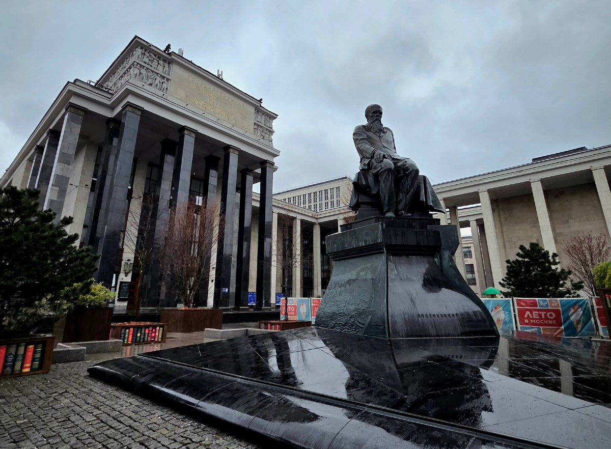 РГБ и Федор Михайлович Достоевский. Здание, которое сегодня стоит на Воздвиженке (на фото) начали строить в 1929 году, а завершили строительство лишь в 1951 году.