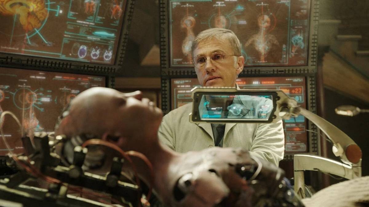    Доктор Дайсон Идо (Кристоф Вальц) находит на свалке останки девушки-киборга. Он восстанавливает ее тело и дает ей имя — Алита (Роза Салазар). Девушка-робот показана в виде продвинутого искусственного интеллекта, имеющего внутренние ограничители, благодаря которым вред для человека сведен к минимуму / Кадр из фильма «Алита: Боевой ангел» (2019)