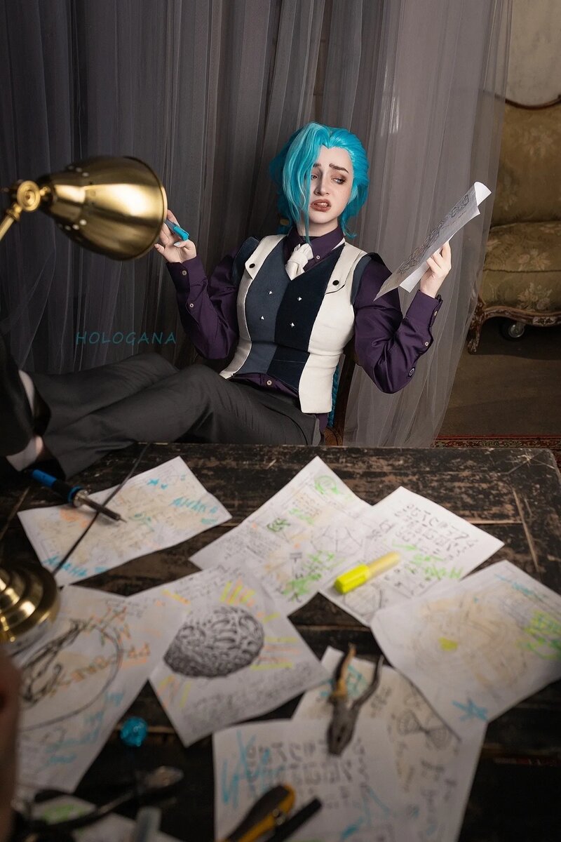 Косплей на Джинкс из League of Legends и мультсериала «Аркейн». Косплеер: hologana. Источник: vk.ru/club204222829   📷