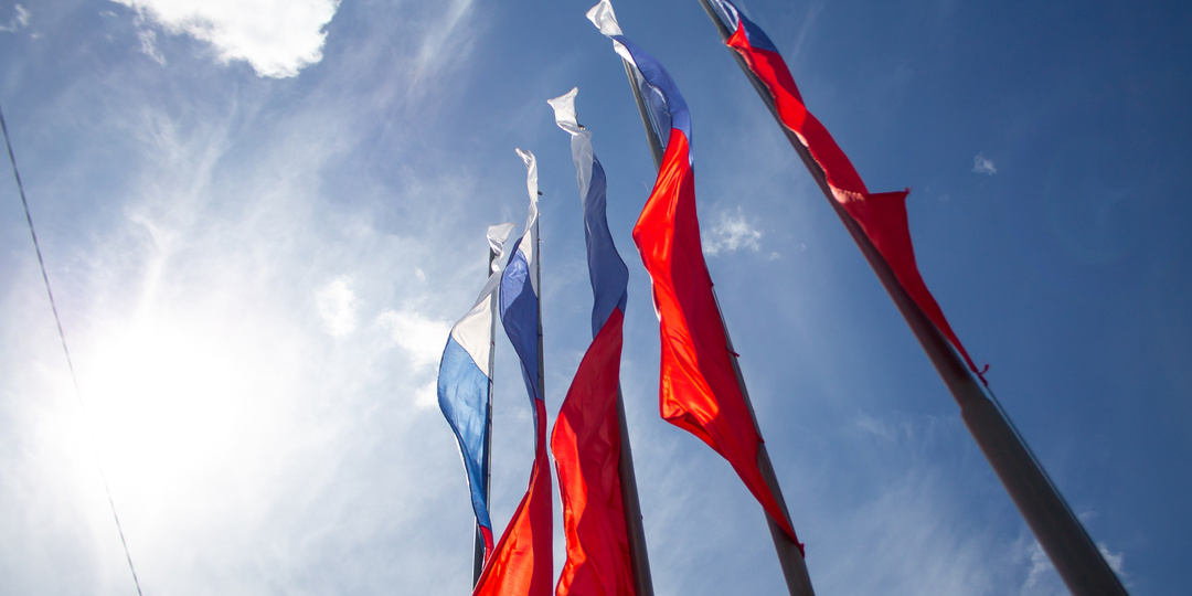 Выстрел в висок у здания правительства, срочная операция и побег на чёрном Infiniti без номеров