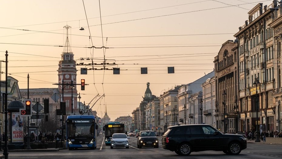    Перспектива Невского проспекта. Поток транспорта едет по городской магистрали в вечерний час пик. Автор фото: Фролов Мартьян