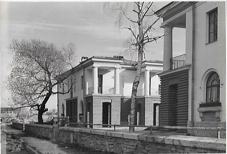 Малоэтажный жилой дом на Московской улице в Ленинграде (Санкт Петербург). Архитекторы Левинсон Е.А., Асс А.Е. 1947 год. Фото - goskatalog.ru