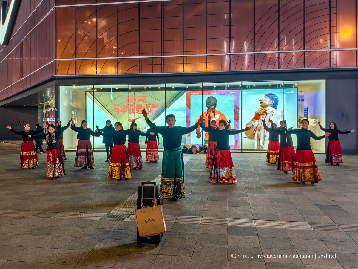 Танцы на улице Ванфуцзин