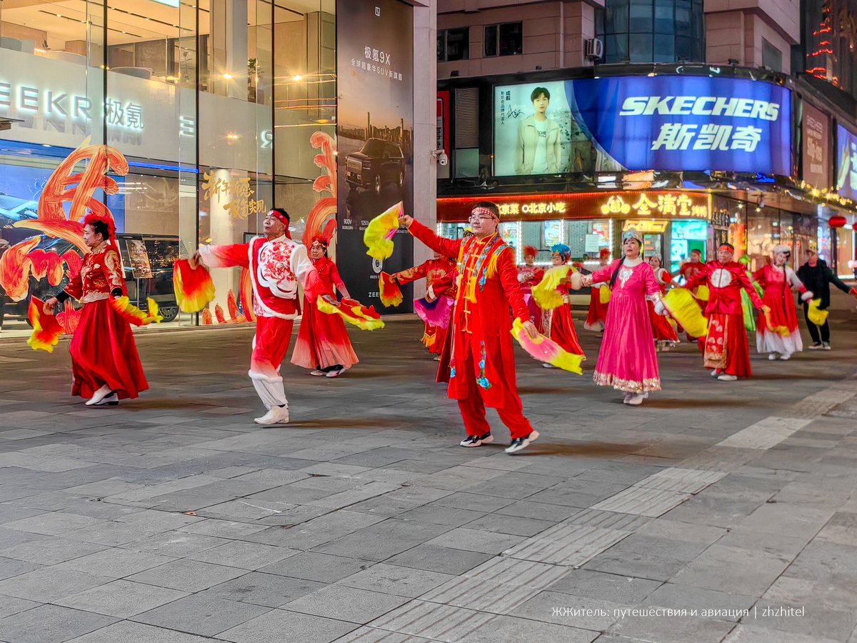Красочные танцы на улицах Пекина