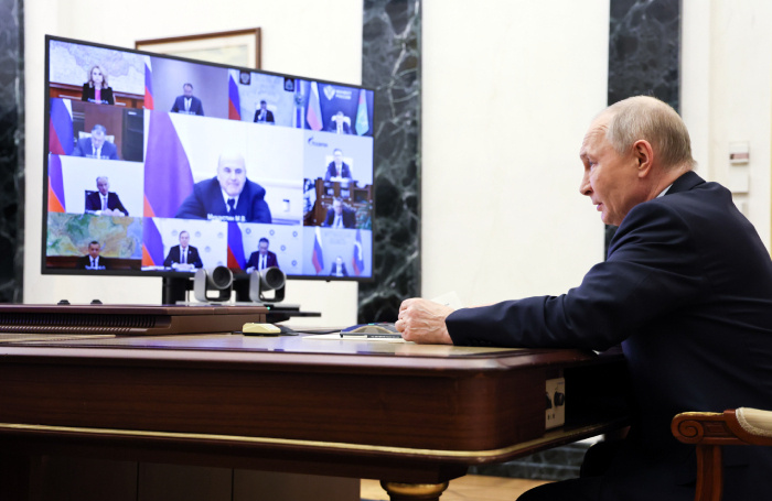    Владимир Путин во время совещания с членами правительства.Александр Казаков/ТАСС