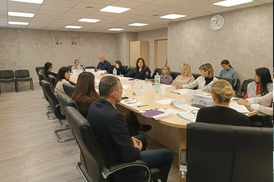    В Мариуполе прошло заседание комиссии по делам несовершеннолетних и защите их прав. Фото: Администрация Мариуполя