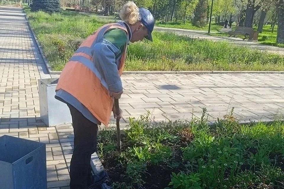    Одним из первых объектов, где специалисты приступили к облагораживанию цветников, стал парк 50-летия Победы. Фото: Администрация Мариуполя