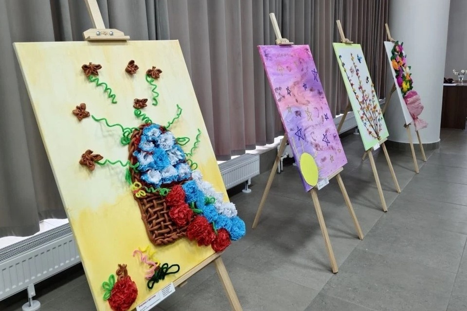    Авторами представленных на выставке картин стали участники проекта «Мастерские талантов». Фото: Администрация Мариуполя