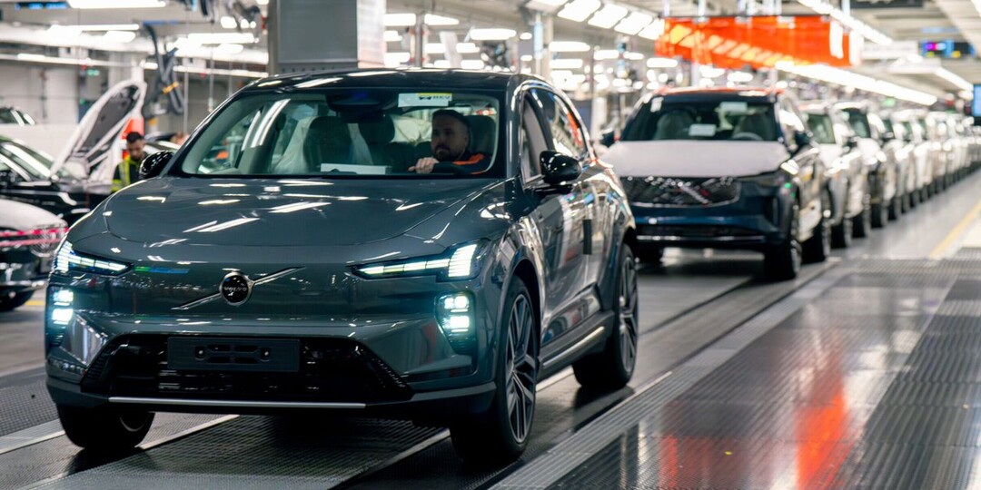 Volvo начала серийное производство электрического кроссовера EX60 в Швеции