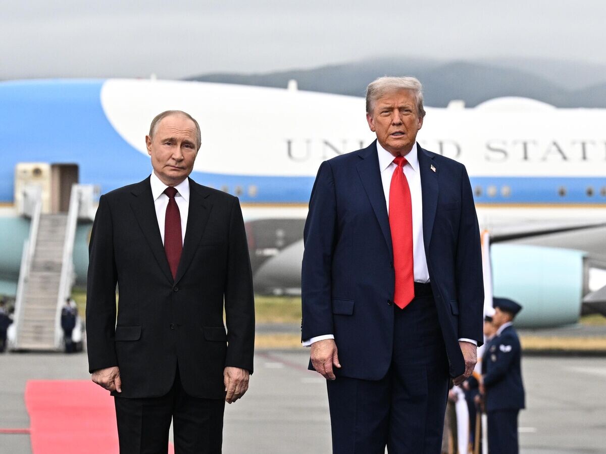    Президент РФ Владимир Путин и президент США Дональд Трамп во время встречи на военной базе Эльмендорф-Ричардсон на Аляске | © РИА Новости / Сергей Бобылев