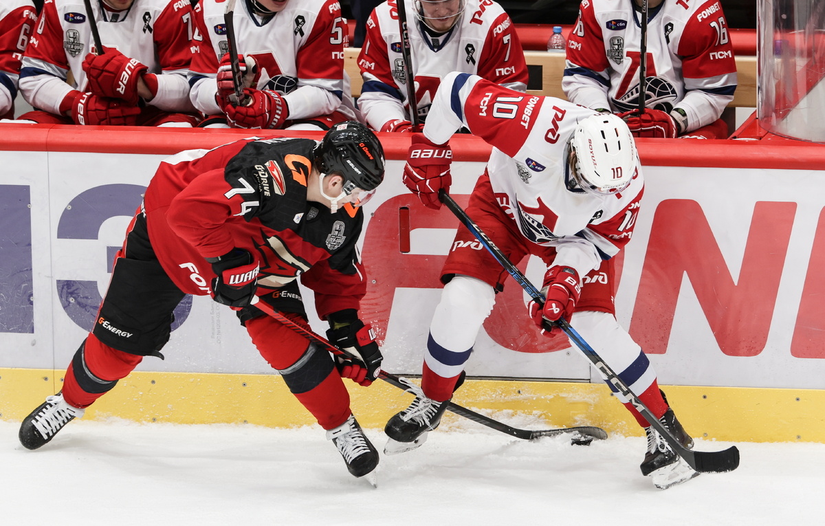    Нападающий "Авангарда" Николай Прохоркин и нападающий "Локомотива" Георгий Иванов  Кирилл Кухмарь/ТАСС