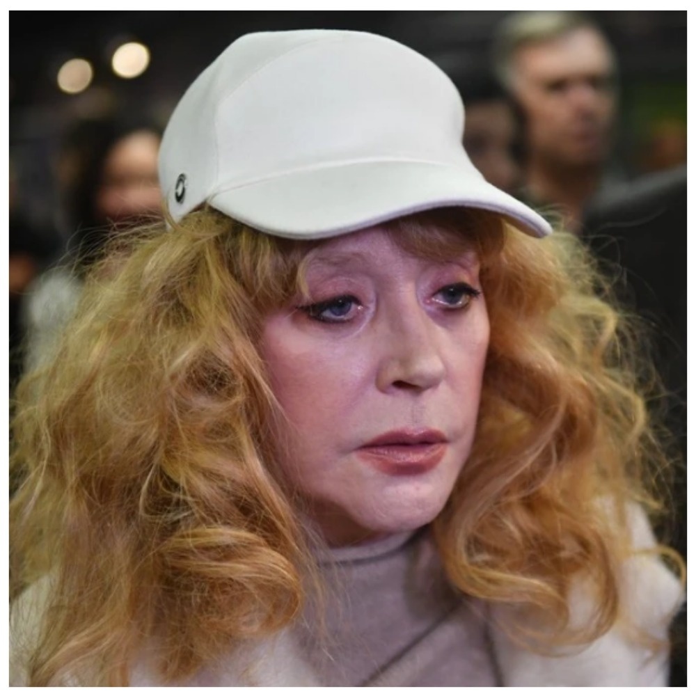 Алла Борисовна борется с недугами и старается просто ровно стоять для кадра