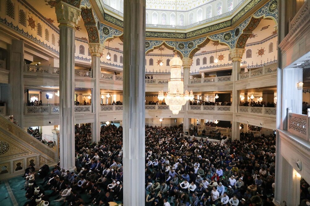    Верующие в мечети на Курбан-байрам. Фото: АГН Москва/ Артур Новосильцев