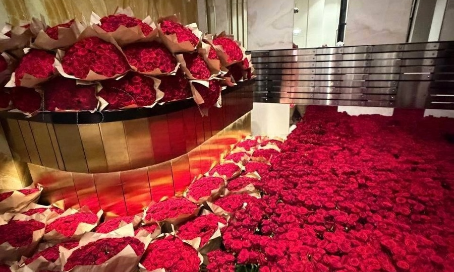 Такого жильцы дома не видели никогда: Мужик заказал цветов на 70млн. и припер их в подъезд многоэтажки