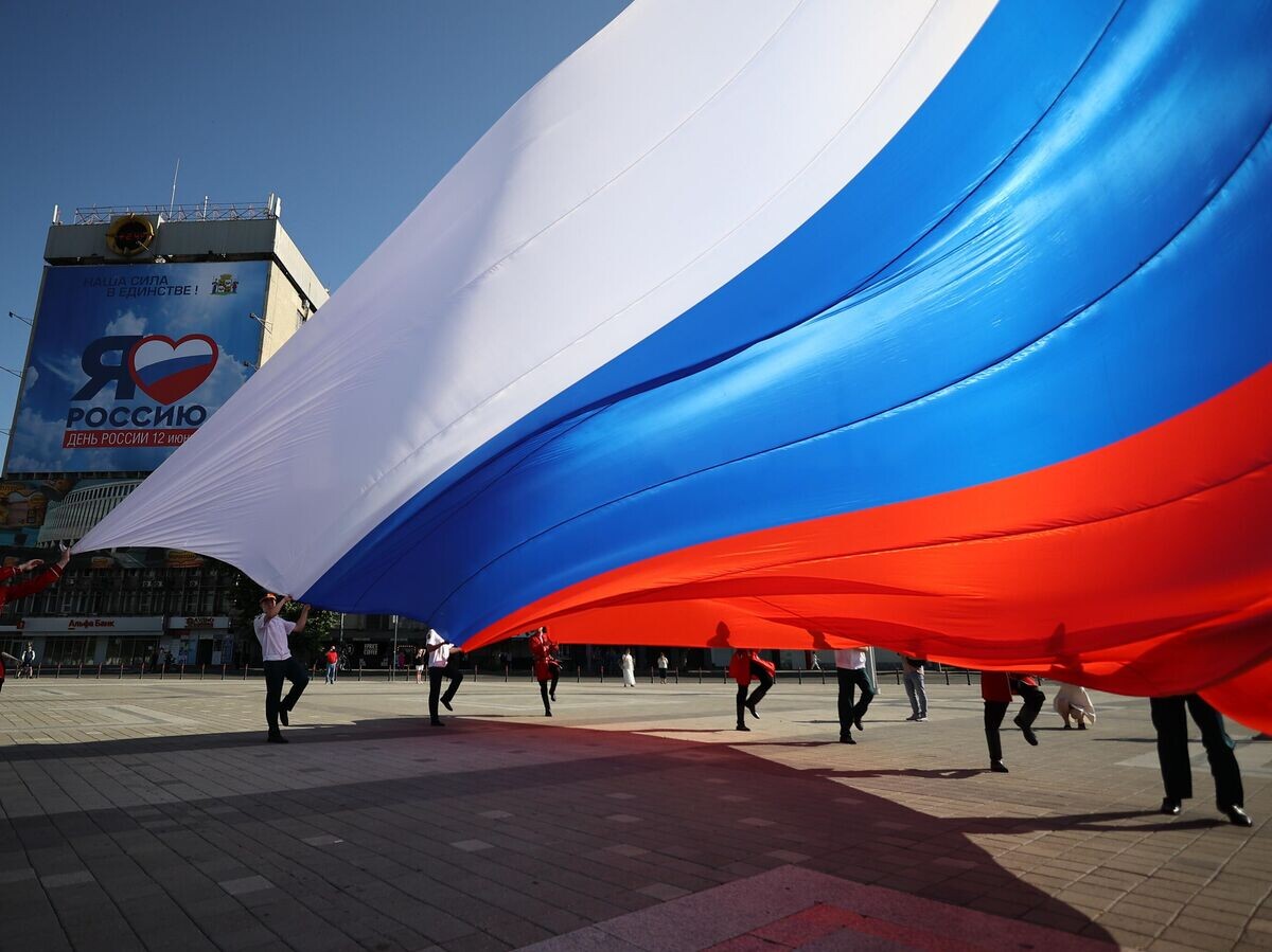    Торжественная церемония поднятия государственного флага Российской Федерации на главной городской площади Краснодара в рамках празднования Дня России | © РИА Новости / Виталий Тимкив