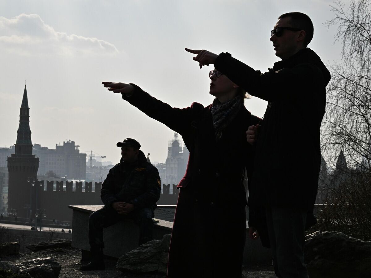    Прохожие на территории парка "Зарядье" в Москве | © РИА Новости / Юрий Кочетков