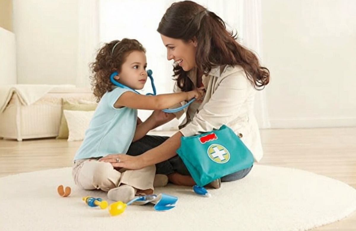 Дома сыграйте с ребенком в «прививку»...