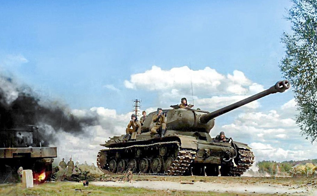 Советский тяжелый танк ИС-2 мчится на запад. Латвия, 1944 г.