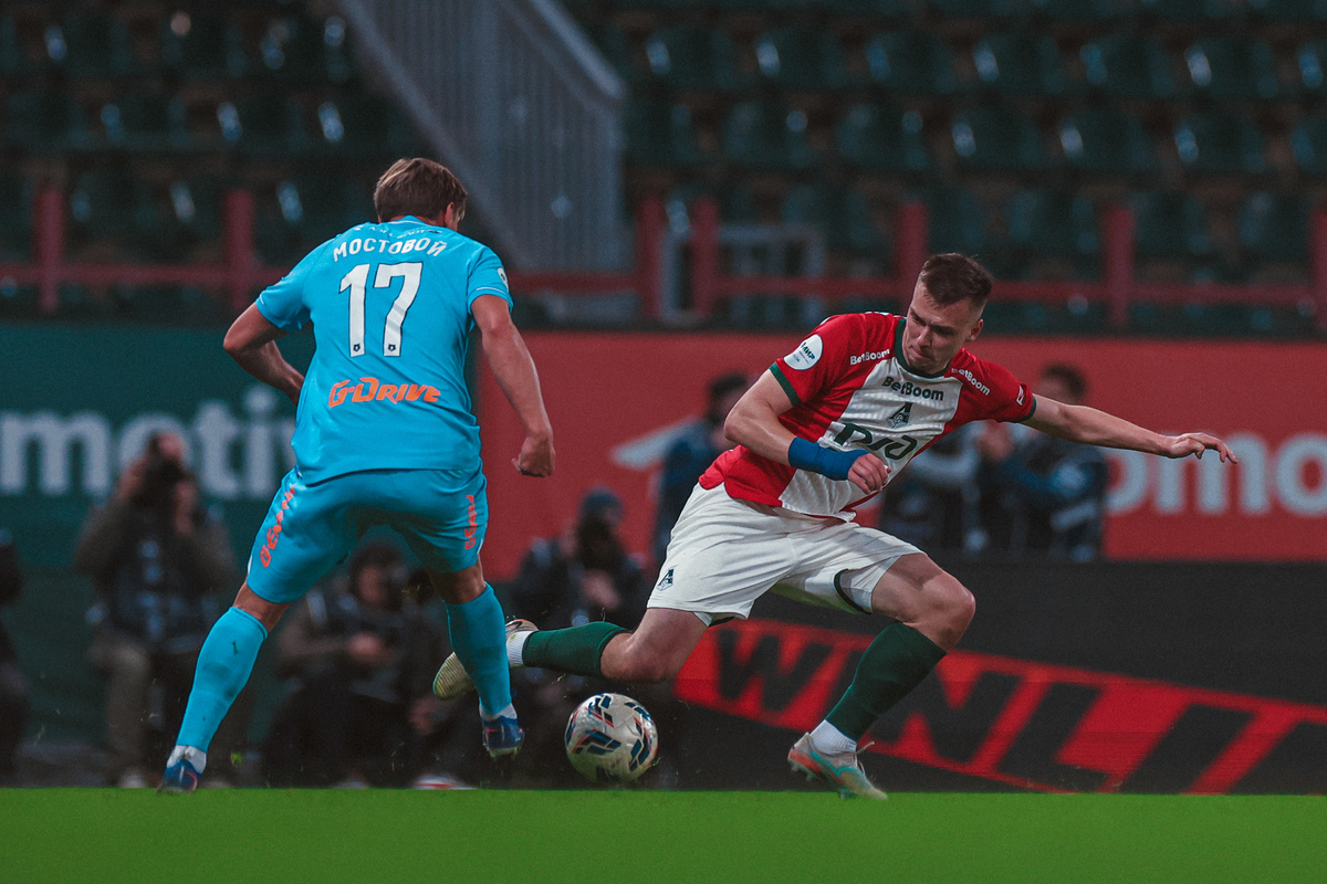 Александр Сильянов против Андрея Мостового. Фото ФК Локомотив 