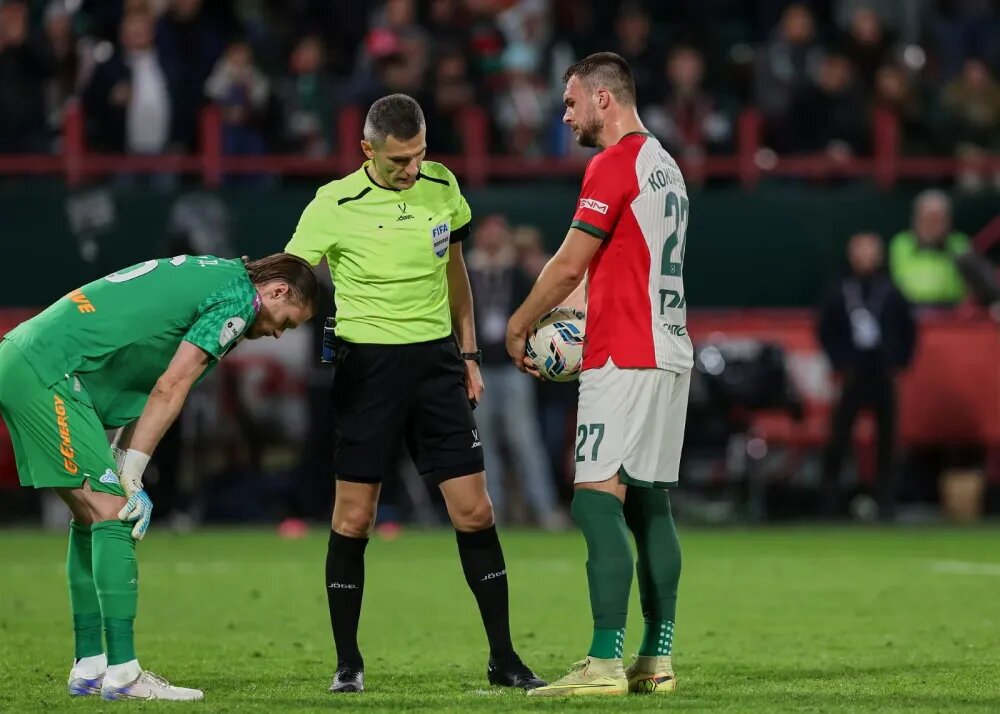 Николай Комличенко готовится пробиться пенальти вратарю "Зенита" Денису Адамову. Фото ФК Локомотив 