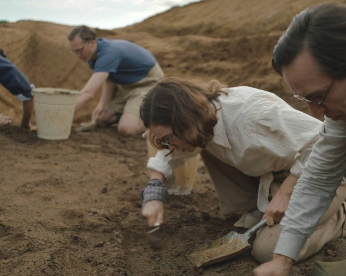 Кадр из фильма «Раскопки» (The Dig, 2021, реж. Саймон Стоун). Приглушённые коричневые, серые и охристые тона усиливают ощущение тяжести и усталости. Нет ярких акцентов — только приглушённый свет и пыль