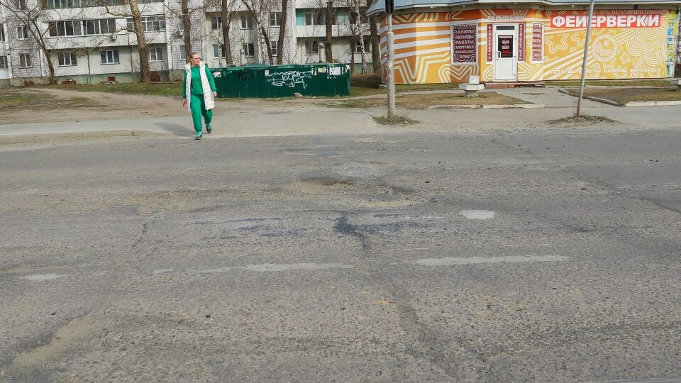    Ямы и выбоины на улице Попова в Барнауле. Апрель 2026 года. Источник: Виталий Барабаш/"Толк"