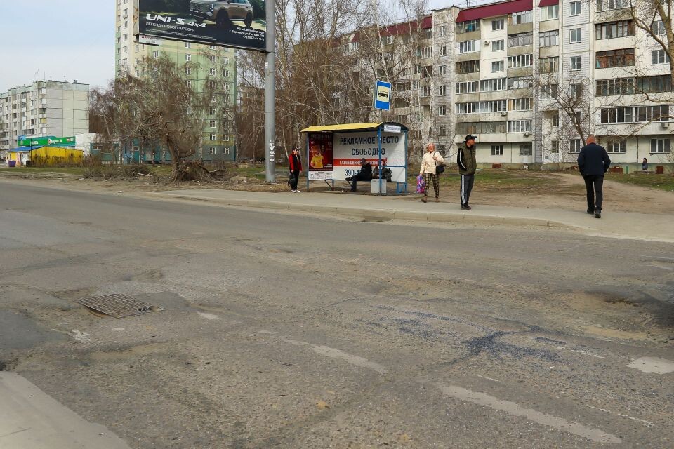    Ямы и выбоины на улице Попова в Барнауле. Апрель 2026 года. Источник: Виталий Барабаш/"Толк"