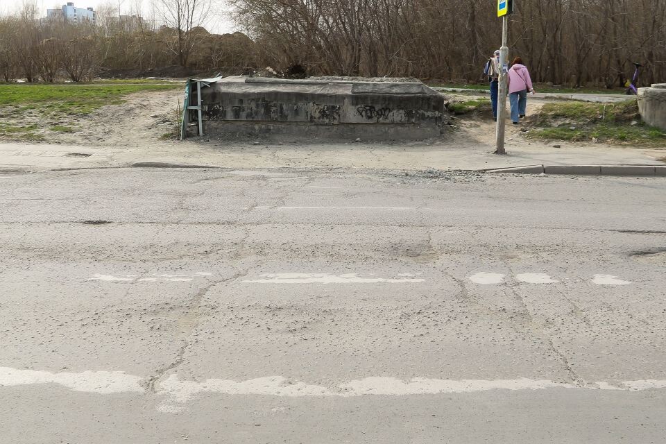    Ямы и выбоины на улице Попова в Барнауле. Апрель 2026 года. Источник: Виталий Барабаш/"Толк"