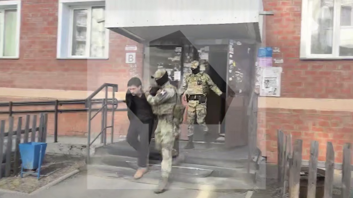 ОМОН выводит Григория Грибенко из подъезда его дома после обыска. Кадры служебной съемки, которую полиция "слила" телеканалу РЕН