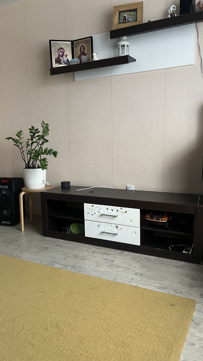 А пока так, пустое место это для телевизора)) и да у нас вся мебель в наклейках. Федор когда был маленький все задекорировал и не разрешает это отклеивать😁