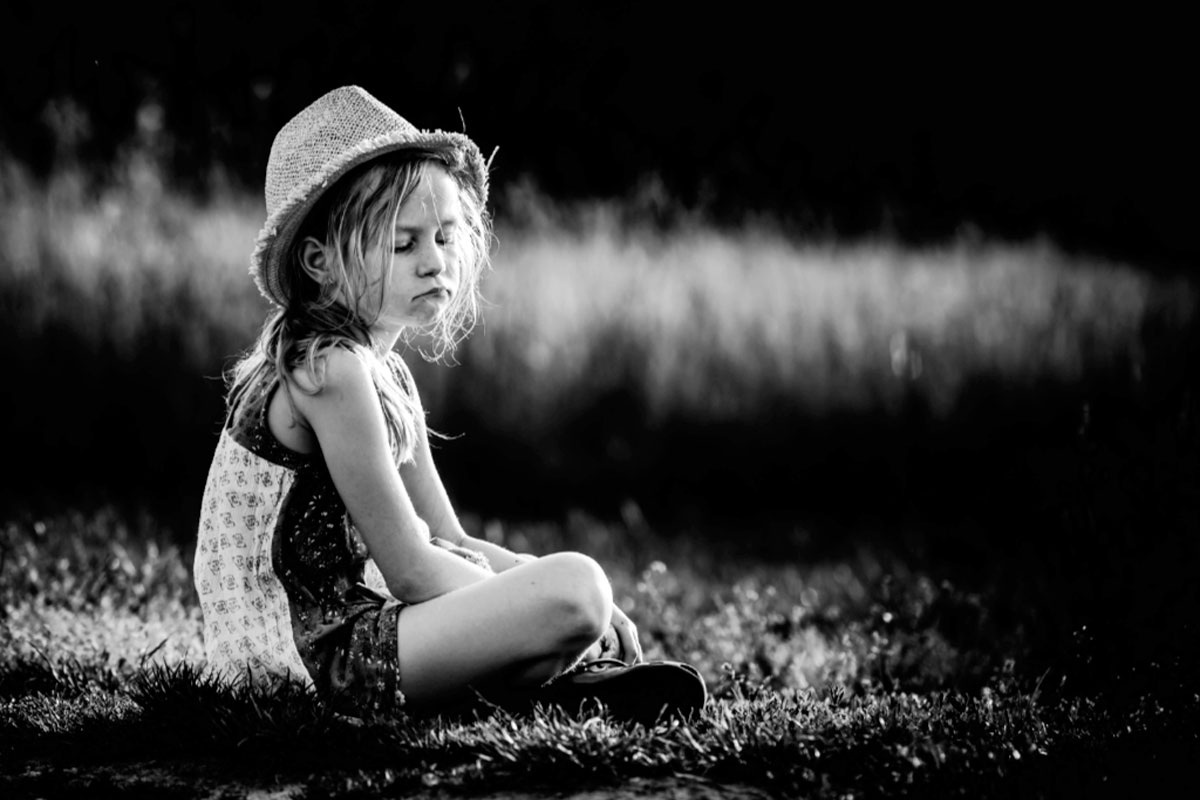 Ребёнок закрывает глаза и говорит: «Меня не видно», полагая, что его не видят. Это магическое мышление, где желаемое воспринимается как реальность