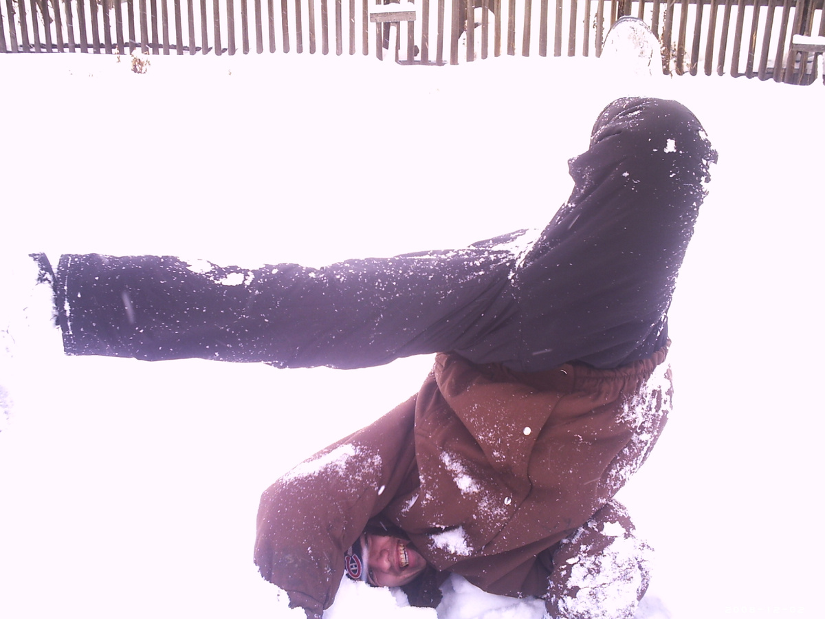 Это я в стойке "ФРИЗА". Да, я раньше танцевал брейк-данс.