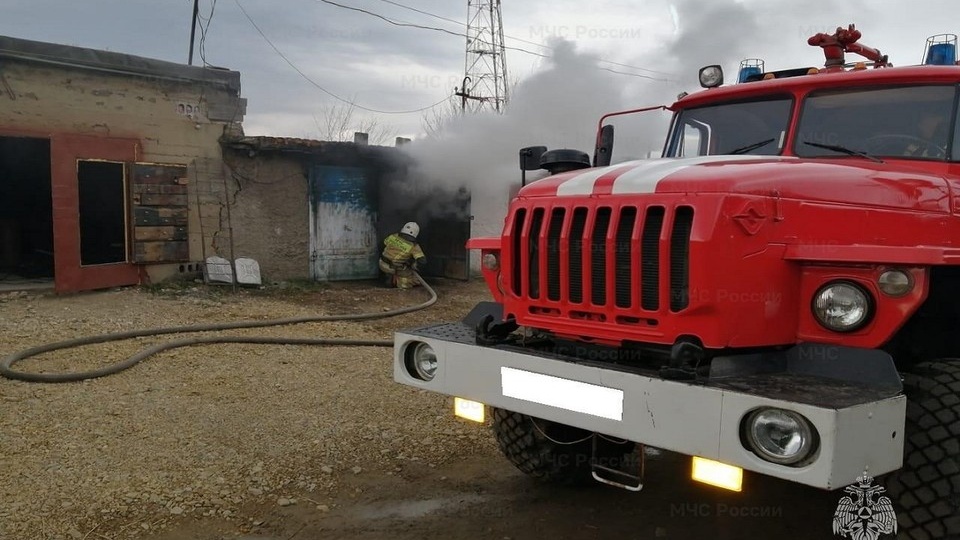 В Серове загорелся автосервис на улице Февральской Революции
