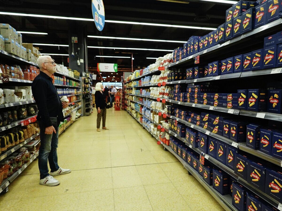    Покупатели в супермаркете в Италии | © AP Photo / Luca Bruno