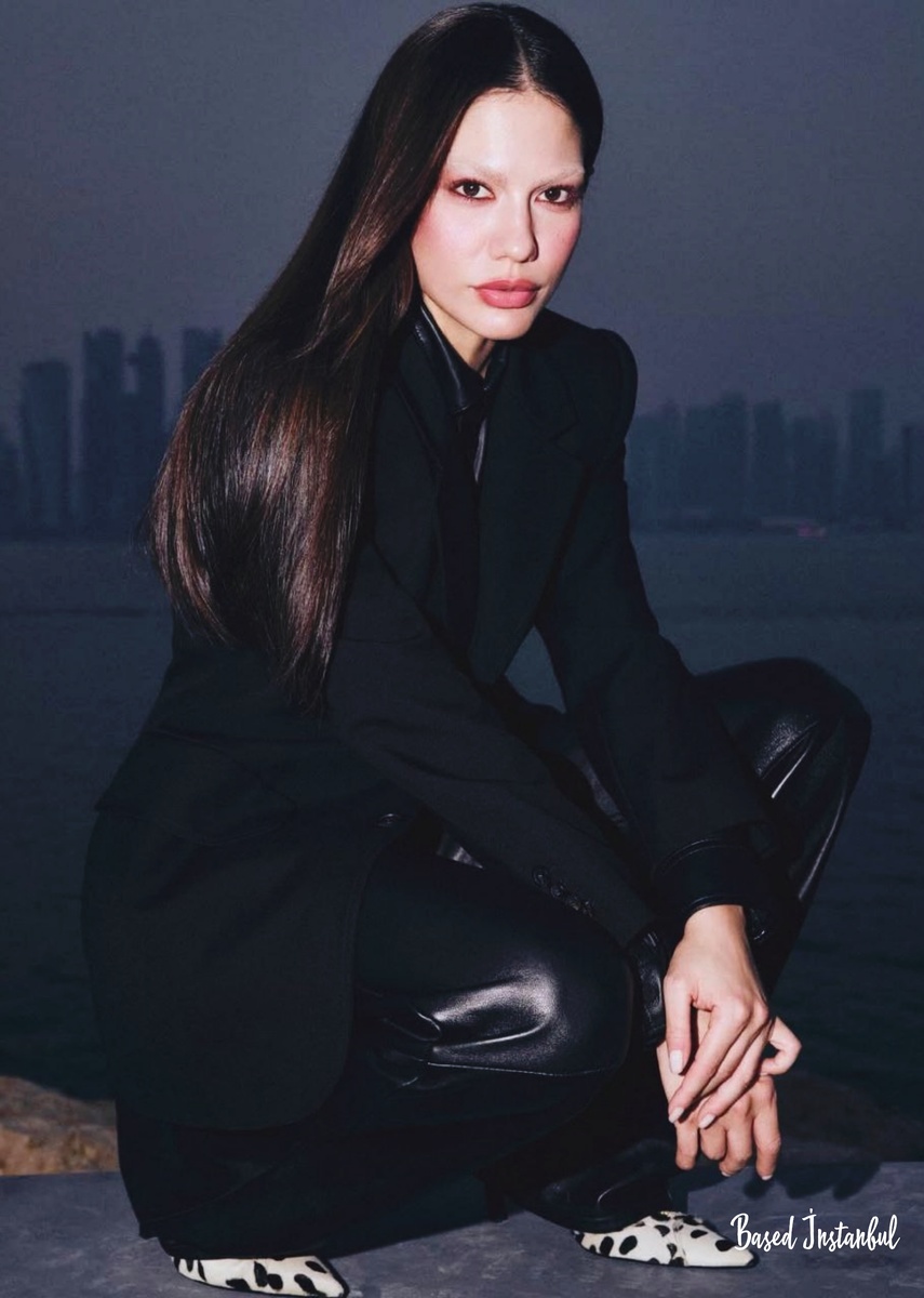 Мастерство фотографа позволило уйти от привычного глянцевого света к драматичным теням, что ещё больше подчеркнуло авангардный стиль съёмки. Источник фото: Based İnstanbul