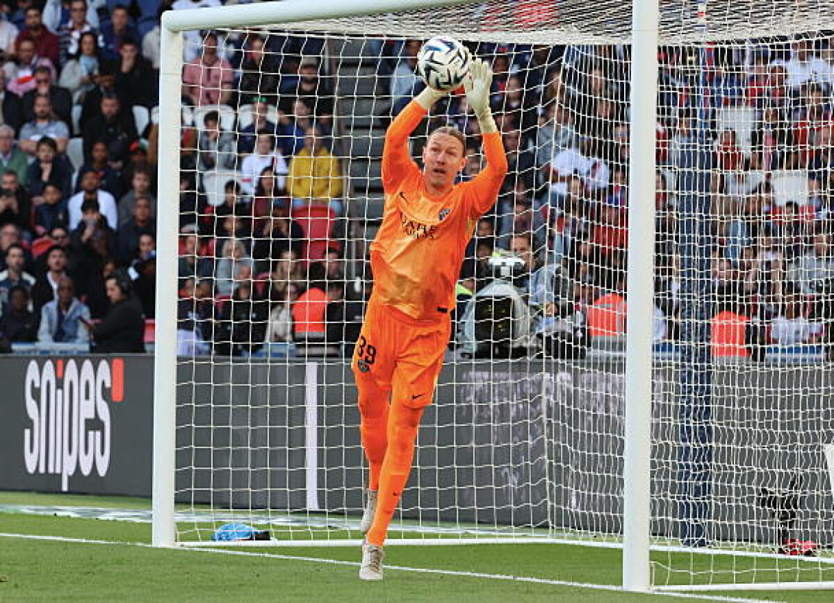     Фаны «ПСЖ» о Сафонове в поединке с «Нантом»: Матвей сыграл безупречно