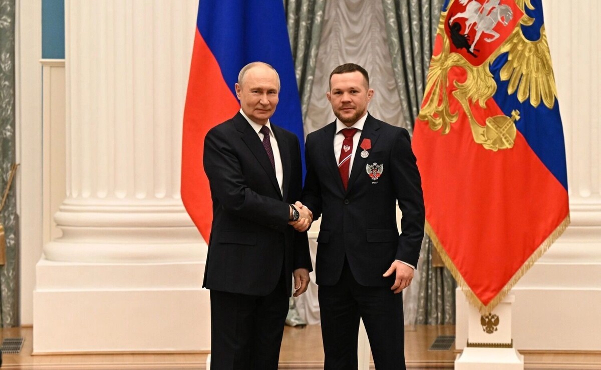    Помимо боксеров, награду получил всемирно известный боец MMA Петр Ян   Кристина Соловьева / РИА «Новости» / kremlin.ru
