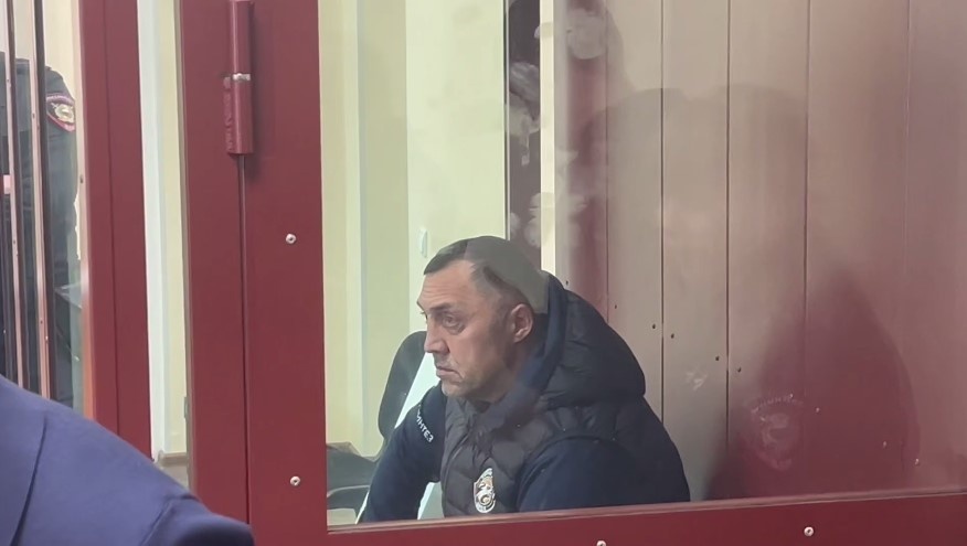    Появились кадры задержания назначенного за несколько дней до этого гендиректора ХК «Южный Урал» Владимира Каримова. Суд отправил его под стражу