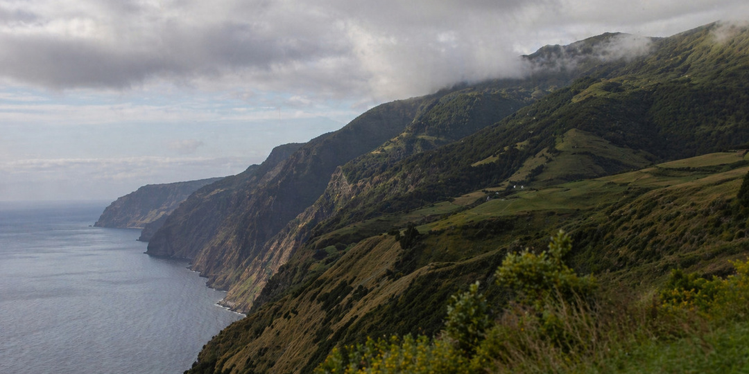 Скрытое вторжение — магма остановилась под островом и вызвала толчки