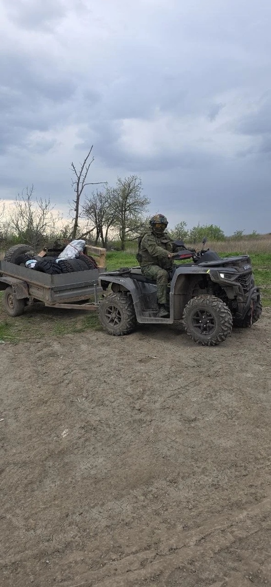 Нашу гумманитарку бойцы развозят по позициям.