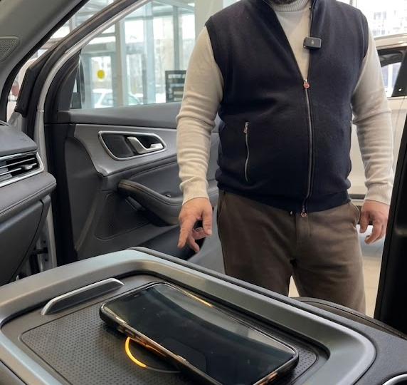 Беспроводная зарядка в автомобиле: как понять, что она действительно мощная и не греет смартфон