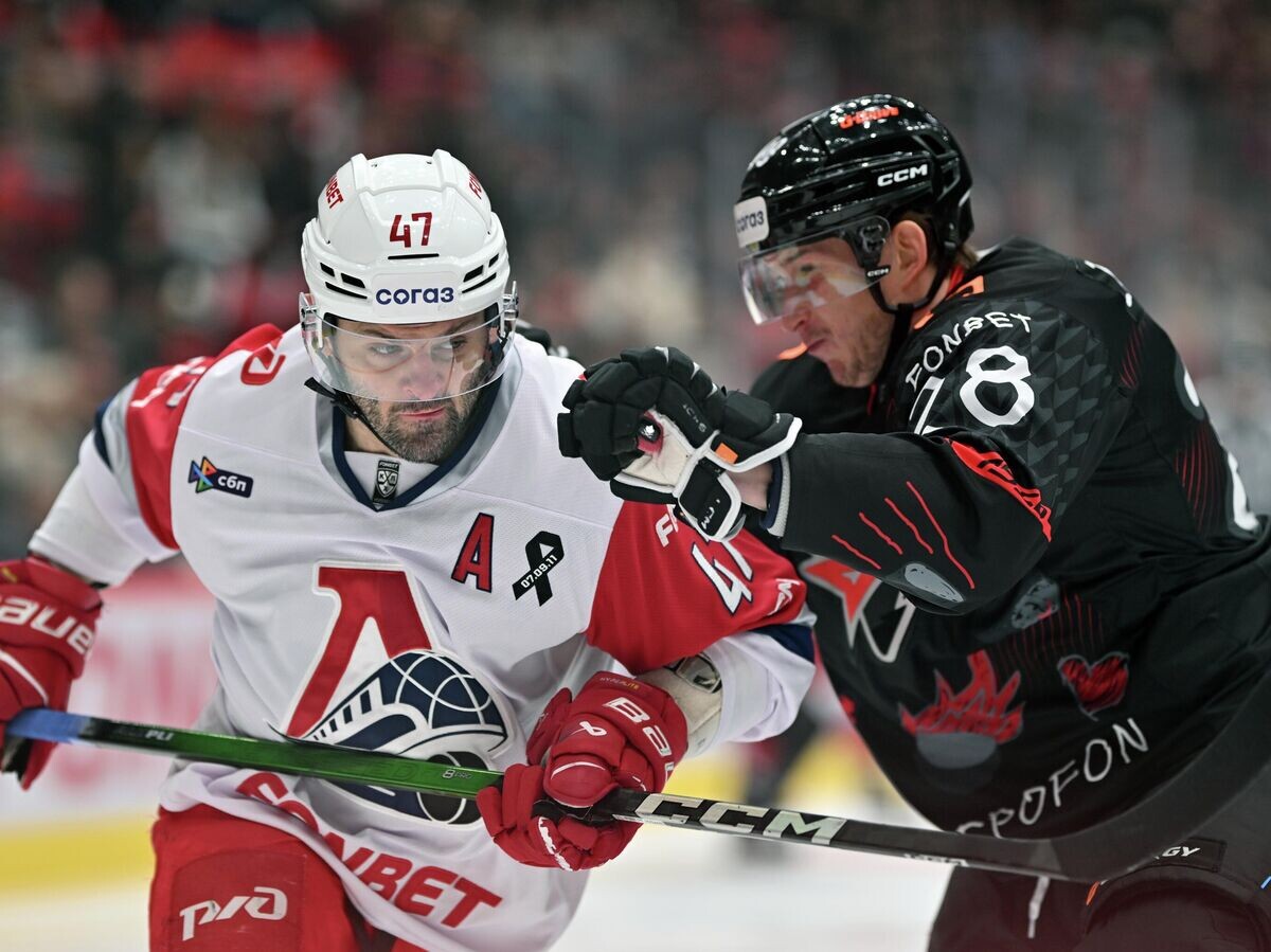    Александр Радулов (Локомотив) и Марсель Ибрагимов (Авангард) | © РИА Новости / Алексей Мальгавко