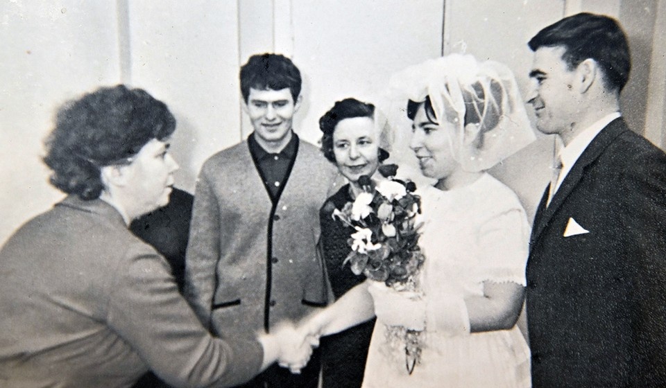    Студент 4-го курса - свидетель со стороны невесты Володя Жириновский в кофте вместо костюма. И молодожены Люда и Гена Авдеевы в загсе. Москва, 12 января 1968 г. Фото: Пересъемка Михаила ФРОЛОВА