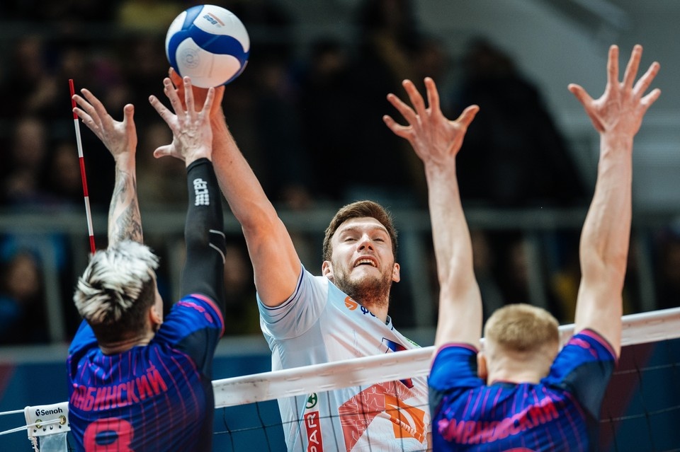    Гости уверенно контролировали ход игры, последовательно взяв три партии с разницей не менее пяти очков каждая. Зенит-Казань